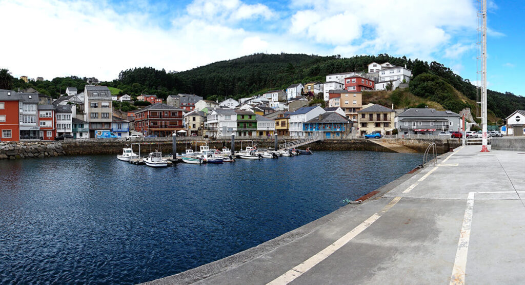 vistas del bonito pueblo de O Barqueiro en A Coruña