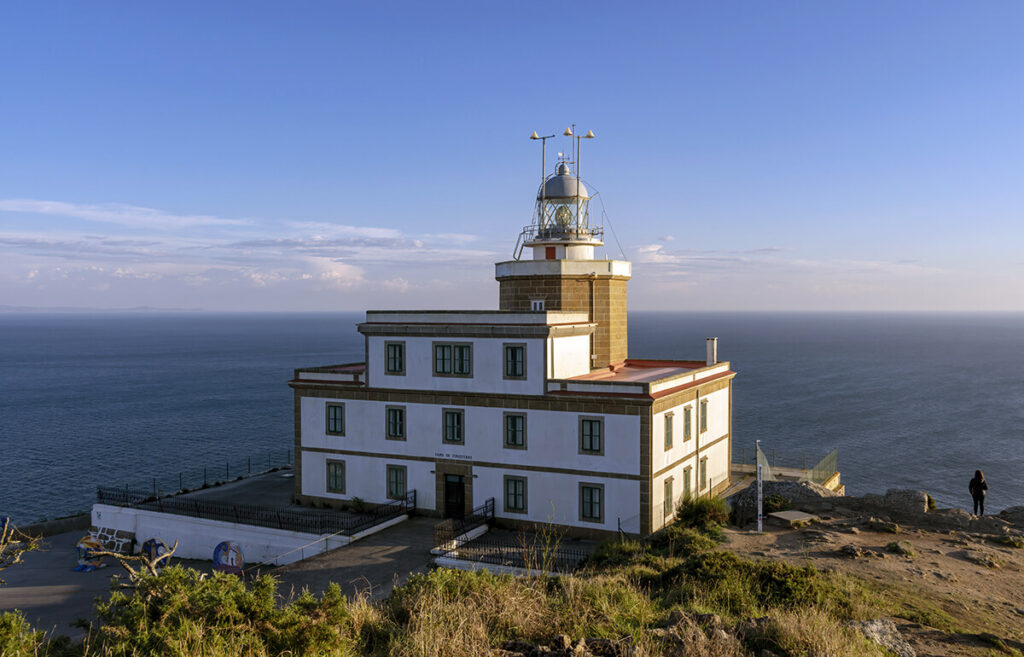 faro de Fisterra, uno de los monumentos de Galicia más visitados