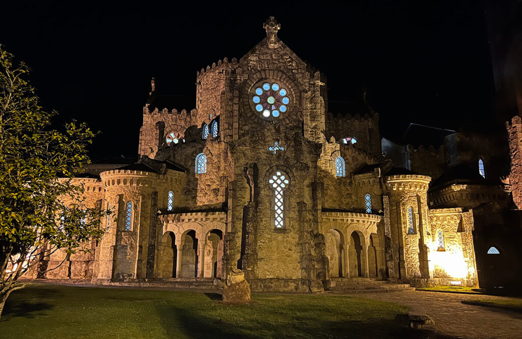 Templo de la Veracruz iluminado de noche