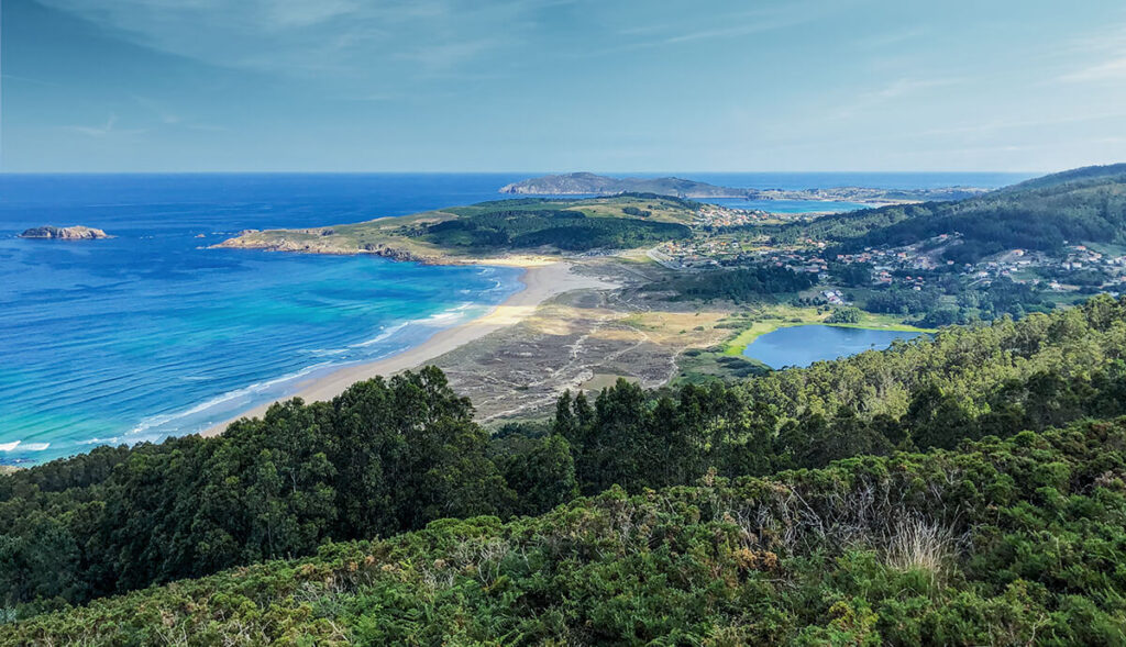 Vistas de Doniños, una de las mejores playas de Ferrol desde el mirador de Monte Ventoso