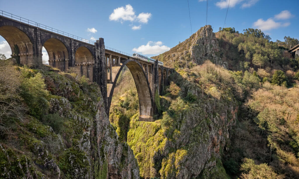 mirador de Gundián puente viejo del ferrocarril