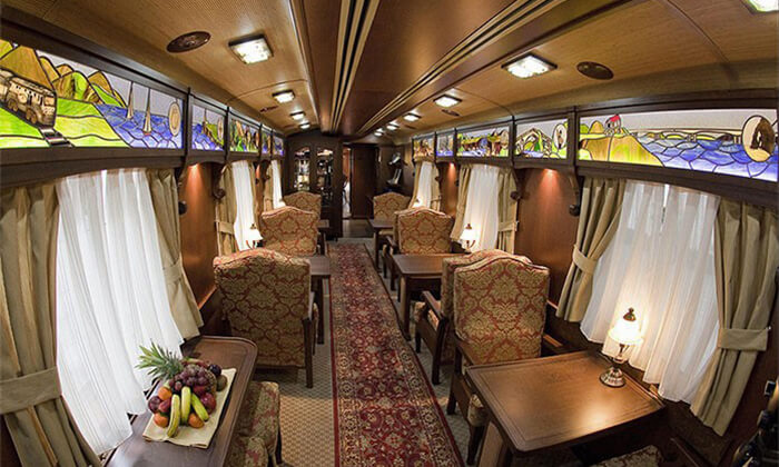 interior de los salones del Tren Transcantábrico Gran Lujo