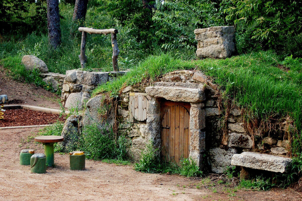 la Aldea de los Grobits es uno de los mejores planes qué hacer en Galicia con niños