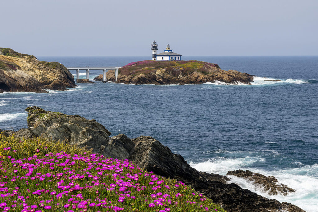 dormir en un faro es una de las experiencias más fascinantes qué hacer en Galicia con niños