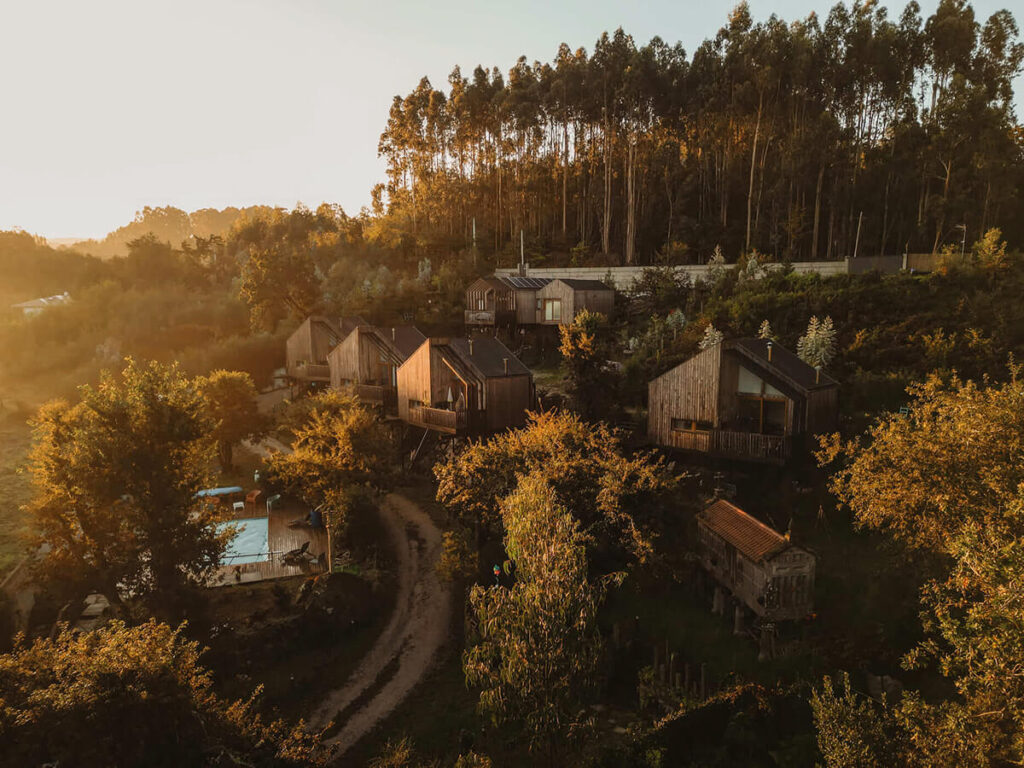 dormir en una cabaña en el bosque, uno de los mejores planes qué hacer en Galicia con niños
