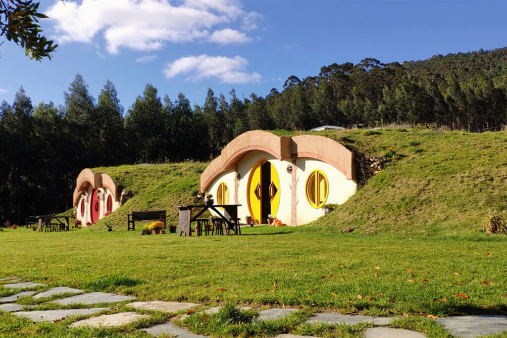 dormir en una casa hobbit es uno de los mejores planes en familia en Galicia