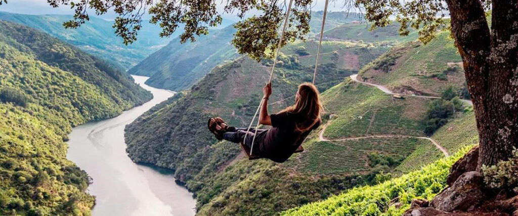 los columpios con vistas son uno de los mejores planes qué hacer con niños en Galicia