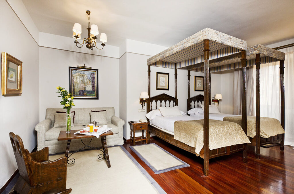 habitaciones del Hostal dos Reis Católicos, uno de los alojamientos con más encanto en Galicia