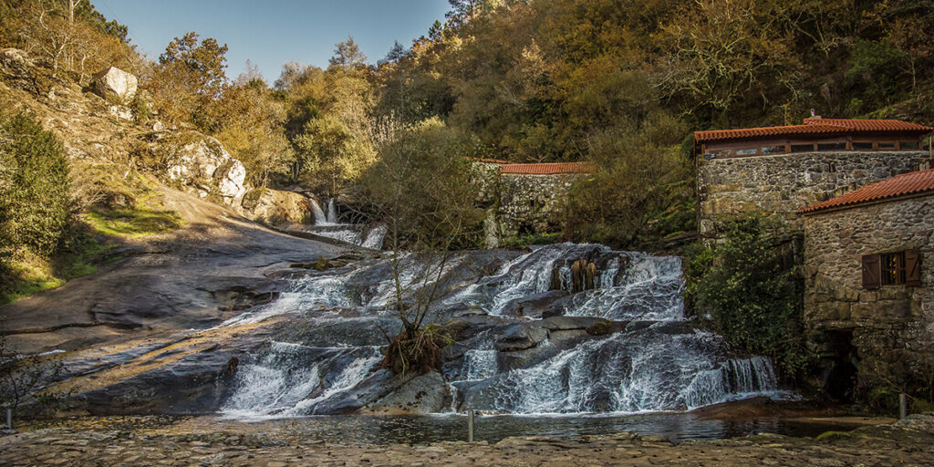 Cascada de Barosa, uno de los mejores planes en la naturaleza con niños en las Rías Baixas