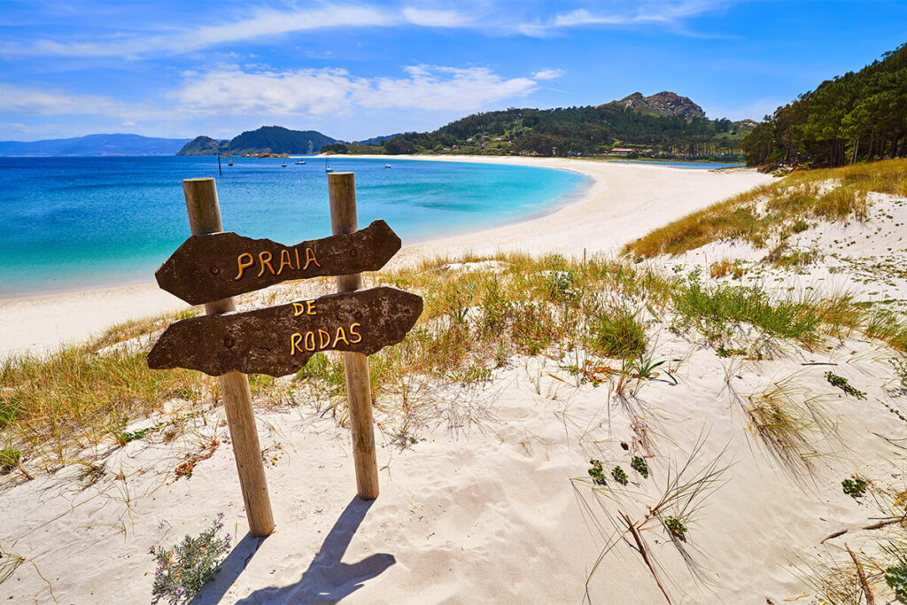 ir de playa, una de las mejores cosas qué hacer con niños en las Rías Baixas