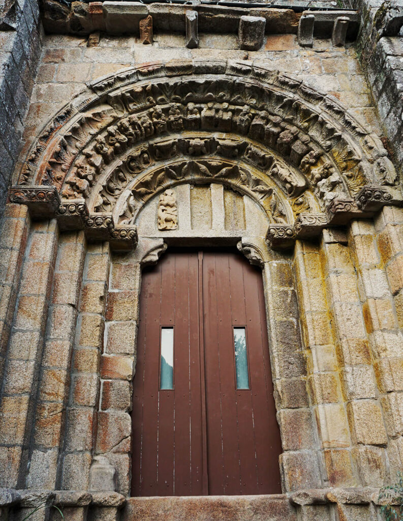portada del monasterio de Carboeiro