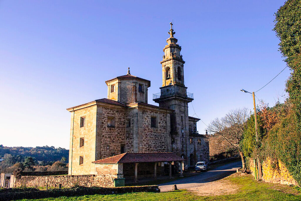 Santuario de Nosa Señora dos Desamparados en Abades (Silleda)