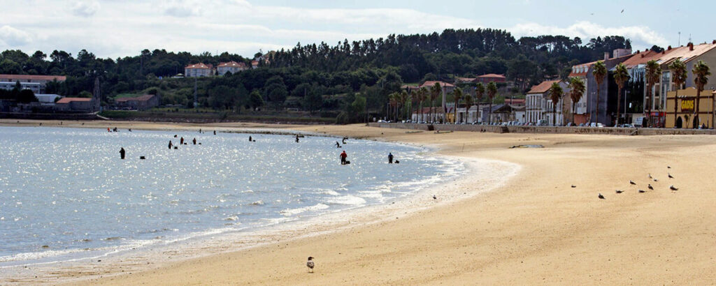 O Areal en A Pobra do Caramiñal, una de las mejores playas para perros en Galicia