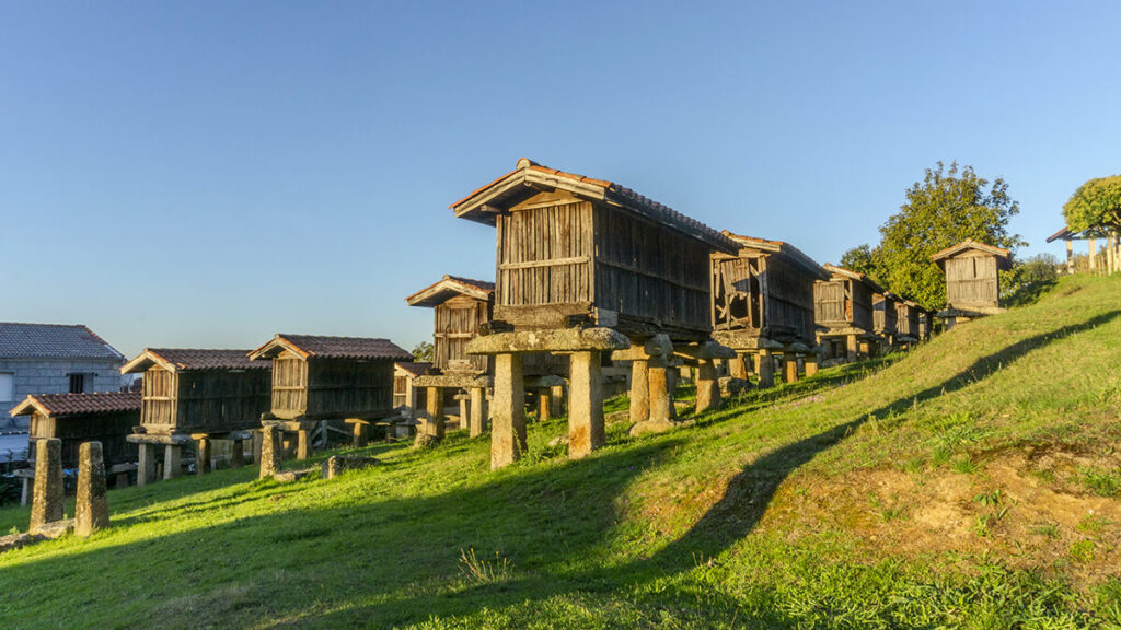 conjunto de hórreos de A Merca, uno de los mejores lugares que ver cerca de Celanova
