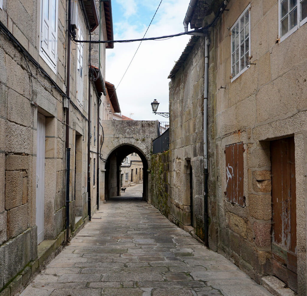 la Torre do Arco es uno de los imprescindibles qué ver en el casco antiguo de Tui