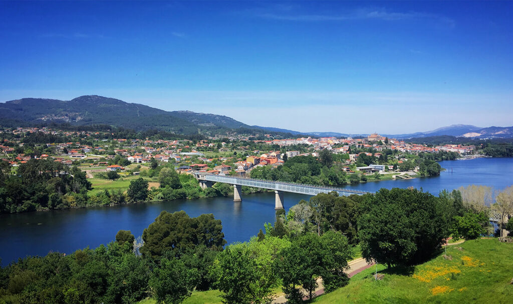 puente internacional de Tui sobre el río Miño