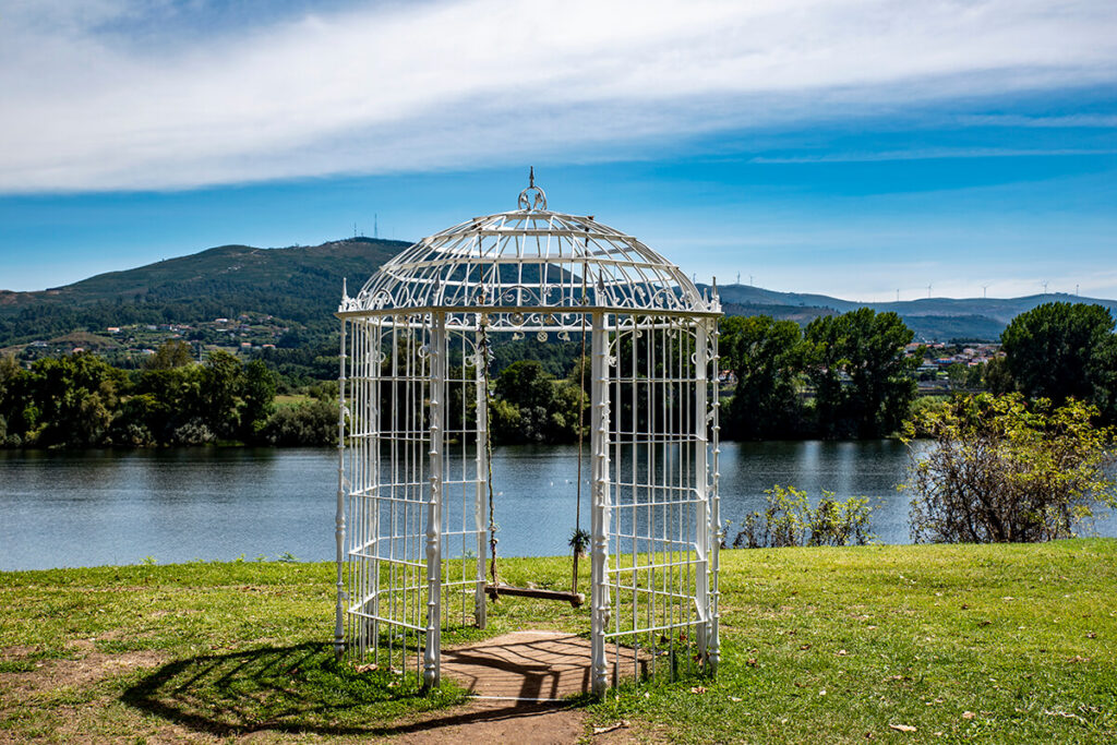 columpio-pérgola del paseo fluvial, uno de los lugares qué ver en Tui sí o sí