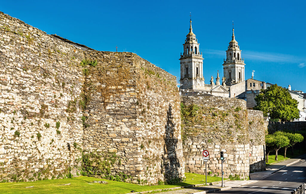 excursión a la playa de las catedrales y lugo desde Santiago de Compostela