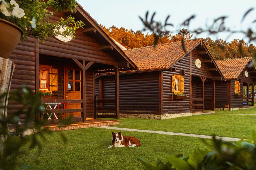 Cabañas de Lires en Cee, uno de los alojamientos más singulares de la Costa da Morte